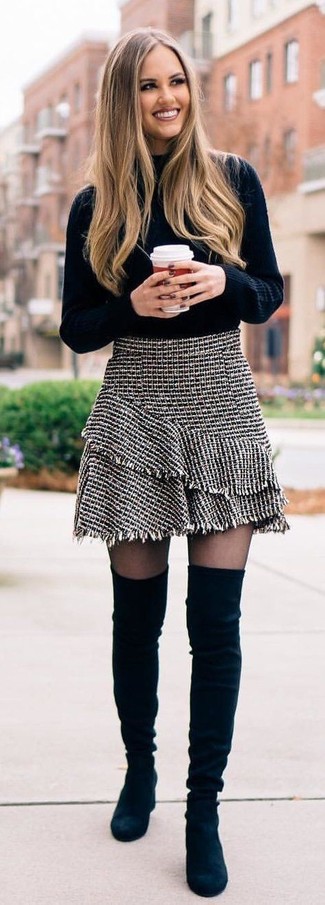 Comment porter une jupe: Pense à marier un pull à col roulé en tricot noir avec une jupe pour une tenue idéale le week-end. Termine ce look avec une paire de cuissardes en daim noires pour afficher ton expertise vestimentaire.