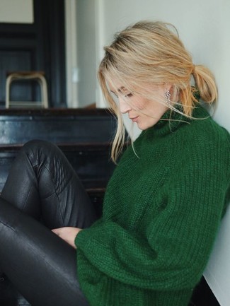 Comment porter un pull à col roulé en tricot vert foncé: Associe un pull à col roulé en tricot vert foncé avec des leggings en cuir noirs pour une tenue idéale le week-end.