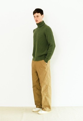 Tenue: Pull à col roulé en tricot vert, Pantalon chino marron clair, Baskets basses en toile blanches