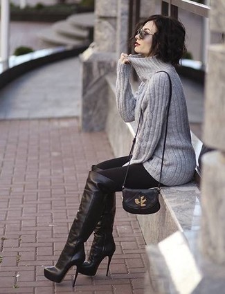 Comment porter un pull à col roulé en tricot gris: Pense à marier un pull à col roulé en tricot gris avec des leggings noirs pour une tenue idéale le week-end. Choisis une paire de cuissardes en cuir noires pour afficher ton expertise vestimentaire.