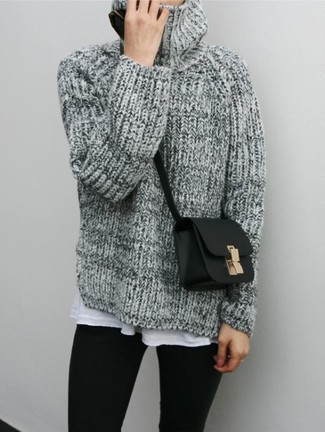 Comment porter un pull à col roulé en tricot gris: Pour créer une tenue idéale pour un déjeuner entre amis le week-end, opte pour un pull à col roulé en tricot gris avec des leggings noirs.
