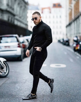 Comment porter un jean skinny noir: Pense à porter un pull à col roulé noir et un jean skinny noir pour obtenir un look relax mais stylé. D'une humeur créatrice? Assortis ta tenue avec une paire de double monks en cuir noirs.