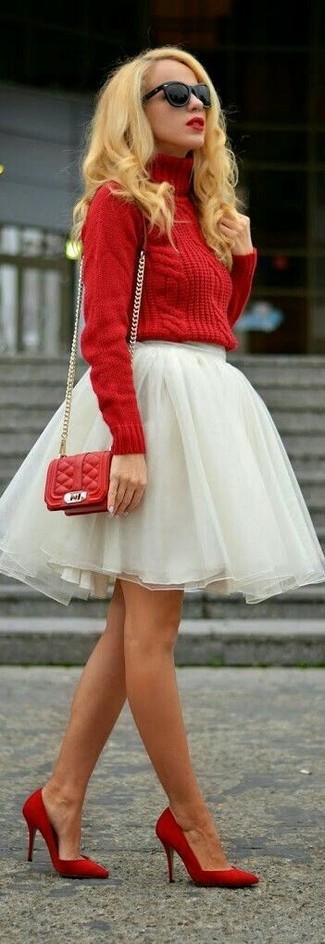 Comment porter un pull à col roulé en tricot rouge: Choisis un pull à col roulé en tricot rouge et une jupe évasée de tulle blanche pour achever un look chic. Une paire de escarpins en daim rouges est une option parfait pour complèter cette tenue.