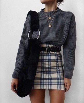 Comment porter un pull à col roulé en tricot gris: Marie un pull à col roulé en tricot gris avec une minijupe écossaise beige pour achever un look chic.