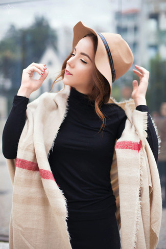 Comment porter un chapeau en laine marron clair: Marie un pull à col roulé noir avec un chapeau en laine marron clair pour une tenue relax mais stylée.