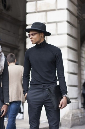 Comment porter une pochette en cuir noire: Porte un pull à col roulé noir et une pochette en cuir noire pour un look idéal le week-end.