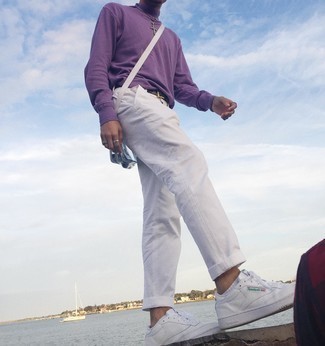Comment porter un pull à col roulé violet: Marie un pull à col roulé violet avec un pantalon chino blanc pour un look de tous les jours facile à porter. Décoince cette tenue avec une paire de baskets basses en cuir blanches.