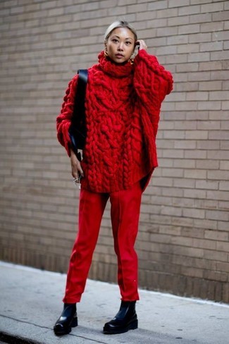 Comment porter un pantalon de costume rouge: Choisis un pull à col roulé en laine en tricot rouge et un pantalon de costume rouge pour créer un look chic et décontracté. D'une humeur audacieuse? Complète ta tenue avec une paire de bottines chelsea en cuir noires.