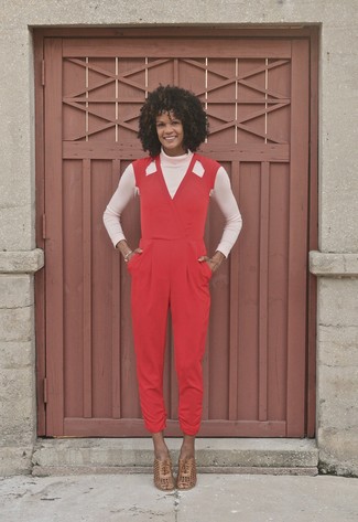 Comment porter une combinaison pantalon rouge: Choisis un pull à col roulé rose et une combinaison pantalon rouge pour affronter sans effort les défis que la journée te réserve. Une paire de sandales à talons en cuir marron clair s'intégrera de manière fluide à une grande variété de tenues.