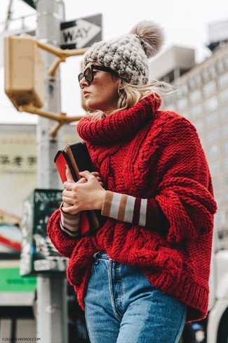 Comment porter un pull à col roulé rouge: Choisis un pull à col roulé rouge et un jean bleu pour affronter sans effort les défis que la journée te réserve.