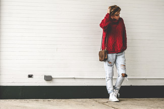 Comment porter un pull à col roulé en tricot rouge: Opte pour un pull à col roulé en tricot rouge avec un jean boyfriend déchiré bleu clair pour une impression décontractée. Complète ce look avec une paire de baskets montantes blanches.
