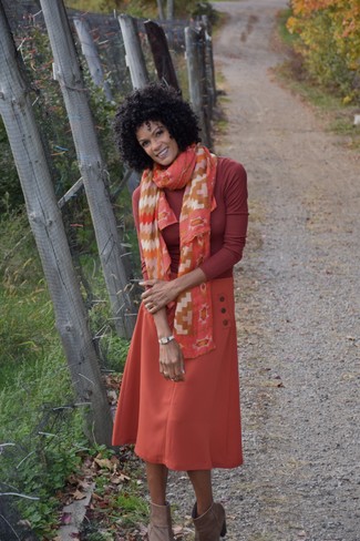 Comment s'habiller après 40 ans: Essaie d'harmoniser un pull à col roulé rouge avec une jupe mi-longue orange pour se sentir en toute confiance et être à la mode. Une paire de des bottines en daim marron est une option judicieux pour complèter cette tenue.