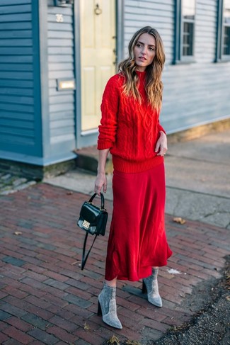 Comment porter un pull à col roulé rouge: Pour une tenue de tous les jours pleine de caractère et de personnalité pense à opter pour un pull à col roulé rouge et une jupe mi-longue rouge. Cet ensemble est parfait avec une paire de bottines en daim grises.