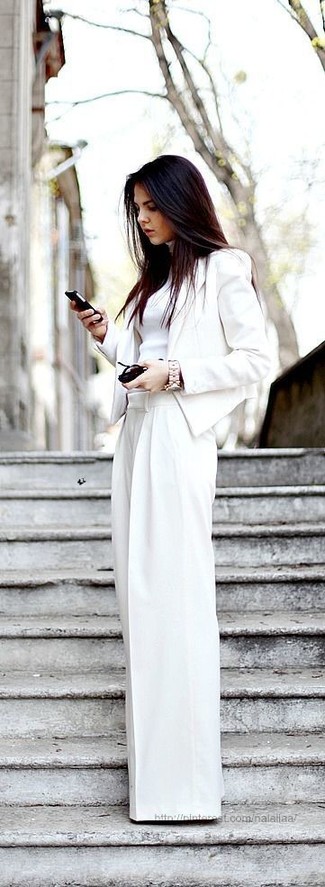 Comment porter un pull à col roulé blanc: Associe un pull à col roulé blanc avec un pantalon large blanc si tu recherches un look stylé et soigné.