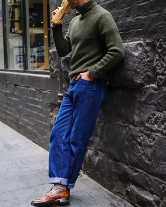 Comment porter un pull à col roulé en tricot vert foncé: Porte un pull à col roulé en tricot vert foncé et un jean bleu pour affronter sans effort les défis que la journée te réserve. Transforme-toi en bête de mode et fais d'une paire de slippers en cuir marron ton choix de souliers.