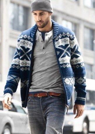 Comment porter un pull à col boutonné: Associe un pull à col boutonné avec un jean gris pour un look de tous les jours facile à porter.