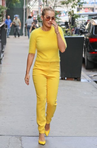 Comment porter un pantalon slim jaune: Pense à opter pour un pull à manches courtes jaune et un pantalon slim jaune pour affronter sans effort les défis que la journée te réserve. Complète ce look avec une paire de escarpins en cuir jaunes.