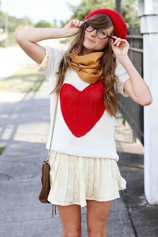 Comment porter un pull à manches courtes imprimé blanc et rouge: Marie un pull à manches courtes imprimé blanc et rouge avec une minijupe plissée beige pour une tenue idéale le week-end.