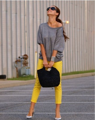 Comment porter un pantalon slim jaune: Pense à harmoniser un pull à manches courtes gris avec un pantalon slim jaune pour une tenue idéale le week-end. Une paire de escarpins en cuir argentés est une option judicieux pour complèter cette tenue.