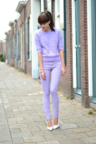 Comment porter un pantalon violet clair: Opte pour un pull à manches courtes violet clair avec un pantalon violet clair pour une tenue idéale le week-end. Assortis ce look avec une paire de escarpins en cuir blancs.