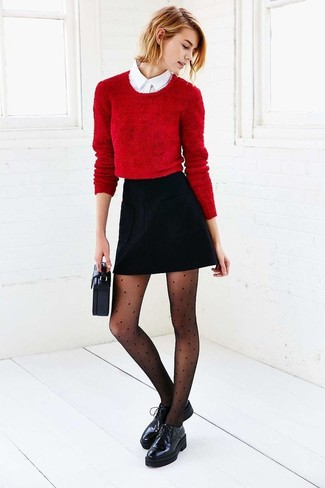 Comment porter une jupe trapèze noire: Pense à opter pour un pull court rouge et une jupe trapèze noire et tu auras l'air d'une vraie poupée. Termine ce look avec une paire de chaussures richelieu en cuir épaisses noires pour afficher ton expertise vestimentaire.