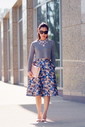 Comment porter un pull court gris: Essaie d'associer un pull court gris avec une jupe évasée à fleurs bleue pour une tenue idéale le week-end. Termine ce look avec une paire de escarpins en cuir roses.