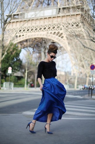 Comment porter des escarpins bleus: Pense à associer un pull court duveteux noir avec une jupe longue plissée bleue pour une tenue idéale le week-end. Une paire de escarpins bleus est une option génial pour complèter cette tenue.