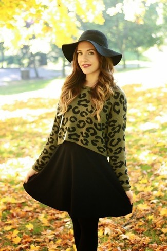 Comment porter un chapeau noir: Pense à harmoniser un pull court imprimé léopard olive avec un chapeau noir pour une tenue relax mais stylée.