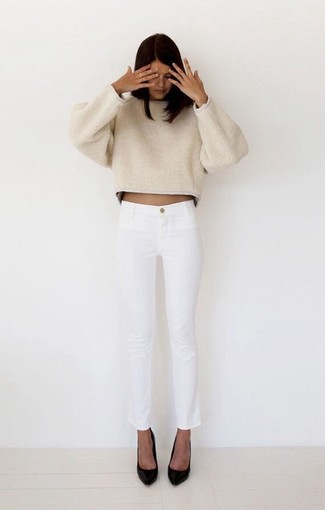 Comment porter un jean blanc: Marie un pull surdimensionné beige avec un jean blanc pour un look idéal le week-end. Cette tenue se complète parfaitement avec une paire de escarpins en cuir noirs.