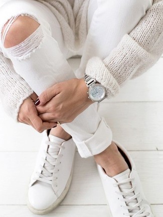 Comment porter un pull surdimensionné en tricot blanc: Pense à porter un pull surdimensionné en tricot blanc et un jean déchiré blanc pour une tenue relax mais stylée. Cet ensemble est parfait avec une paire de baskets basses en cuir blanches.