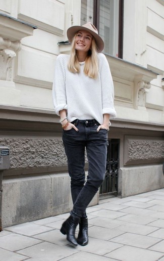 Comment porter un pull surdimensionné blanc: Associe un pull surdimensionné blanc avec un jean gris foncé pour une tenue relax mais stylée. Une paire de bottines en cuir noires est une option parfait pour complèter cette tenue.