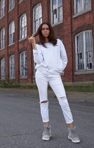 Comment porter un jean skinny déchiré blanc: Harmonise un pull surdimensionné blanc avec un jean skinny déchiré blanc pour une tenue idéale le week-end. Cette tenue est parfait avec une paire de bottines plates à lacets en daim grises.
