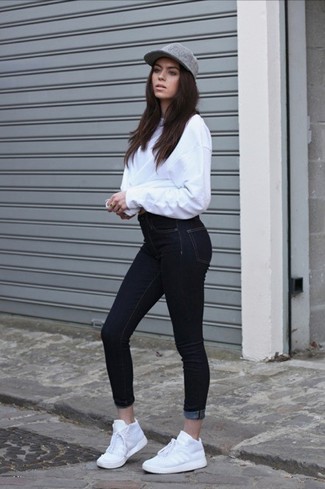 Tenue: Pull surdimensionné blanc, Jean skinny noir, Chaussures de sport blanches, Casquette grise