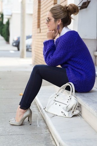 Comment porter un pull surdimensionné en tricot bleu: Pense à opter pour un pull surdimensionné en tricot bleu et un jean skinny noir pour un look idéal le week-end. Assortis ce look avec une paire de escarpins pailletés ornés argentés.