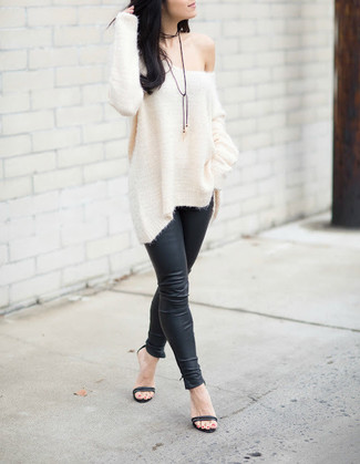 Comment porter un pull surdimensionné blanc: Opte pour le confort dans un pull surdimensionné blanc et des leggings en cuir noirs. Cette tenue est parfait avec une paire de sandales à talons en cuir noires.