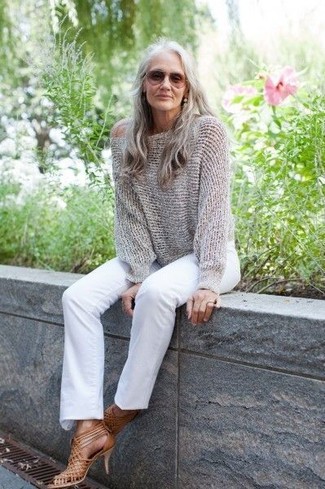 Comment porter un jean blanc: Essaie de marier un pull surdimensionné en tricot gris avec un jean blanc pour un look idéal le week-end. Une paire de sandales à talons en cuir marron clair s'intégrera de manière fluide à une grande variété de tenues.
