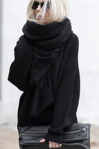 Comment porter une écharpe noire: Essaie de marier un pull surdimensionné en tricot noir avec une écharpe noire pour un look idéal le week-end.