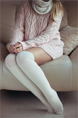 Comment porter des chaussettes blanches: Essaie d'associer un pull surdimensionné en tricot rose avec des chaussettes blanches pour une tenue relax mais stylée.