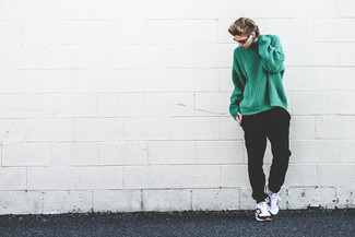Tenue: Pull surdimensionné en tricot vert, Pantalon de jogging noir, Chaussures de sport blanches et noires
