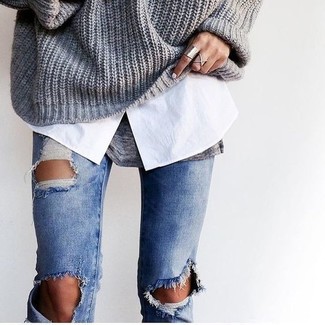 Comment porter un pull surdimensionné en tricot gris: Marie un pull surdimensionné en tricot gris avec un jean skinny déchiré bleu pour un look confortable et décontracté.