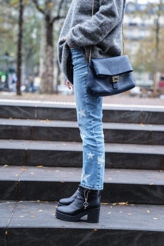 Comment porter des bottines en cuir épaisses noires: Associe un pull surdimensionné gris avec un jean à étoiles bleu clair pour une tenue idéale le week-end. Complète ce look avec une paire de bottines en cuir épaisses noires.