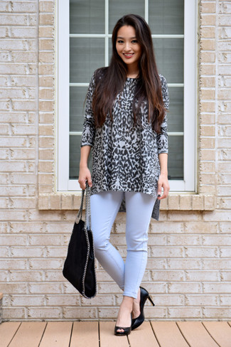 Comment porter un jean skinny bleu clair: Choisis un pull surdimensionné imprimé léopard gris et un jean skinny bleu clair pour un look confortable et décontracté. Une paire de escarpins en cuir noirs est une option avisé pour complèter cette tenue.