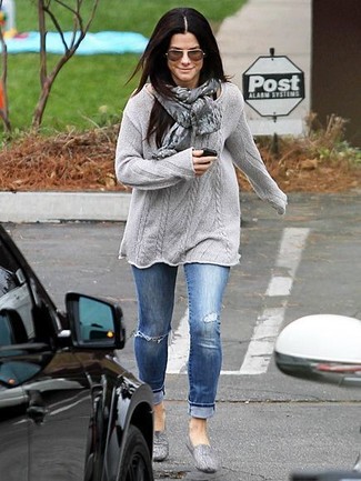 Tenue de Sandra Bullock: Pull surdimensionné en tricot gris, Jean skinny déchiré bleu, Slippers en cuir gris, Écharpe imprimée grise