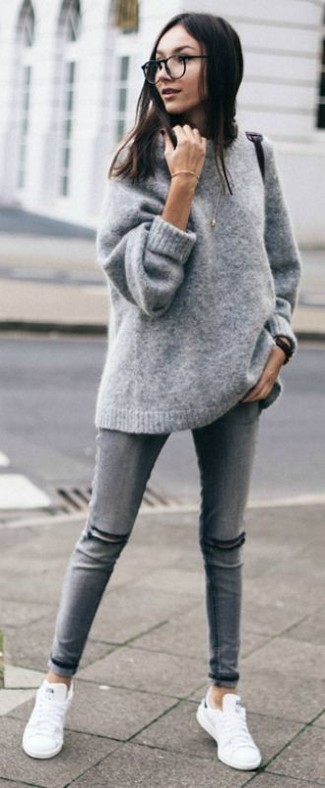 Comment porter un jean déchiré gris: Pense à opter pour un pull surdimensionné gris et un jean déchiré gris pour une impression décontractée. Une paire de baskets basses blanches est une option avisé pour complèter cette tenue.