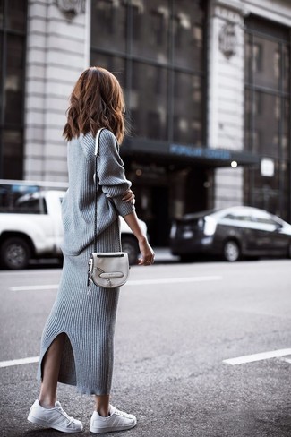 Comment porter un pull surdimensionné en tricot gris: Marie un pull surdimensionné en tricot gris avec une jupe longue en tricot grise pour une tenue idéale le week-end. Termine ce look avec une paire de baskets basses en cuir blanches.