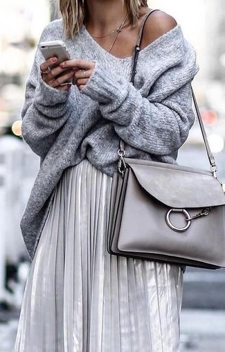 Comment porter un sac bandoulière en cuir gris: Marie un pull surdimensionné gris avec un sac bandoulière en cuir gris pour une impression décontractée.