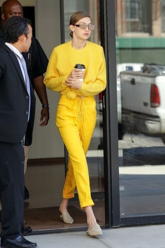 Tenue de Gigi Hadid: Pull surdimensionné jaune, Pantalon slim jaune, Mules en cuir beiges, Lunettes de soleil dorées