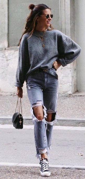Comment porter un pull surdimensionné gris: Essaie de marier un pull surdimensionné gris avec un jean déchiré gris pour une tenue idéale le week-end. Termine ce look avec une paire de baskets basses en toile noires et blanches.