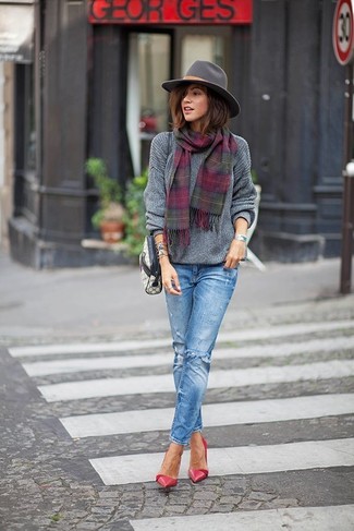 Comment porter des escarpins en cuir bordeaux: Porte un pull surdimensionné gris et un jean déchiré bleu pour créer un look génial et idéal le week-end. Cet ensemble est parfait avec une paire de escarpins en cuir bordeaux.