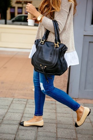 Comment porter un jean déchiré bleu: Pense à opter pour un pull surdimensionné beige et un jean déchiré bleu pour une tenue idéale le week-end. Jouez la carte classique pour les chaussures et assortis cette tenue avec une paire de ballerines en cuir noir et marron clair.
